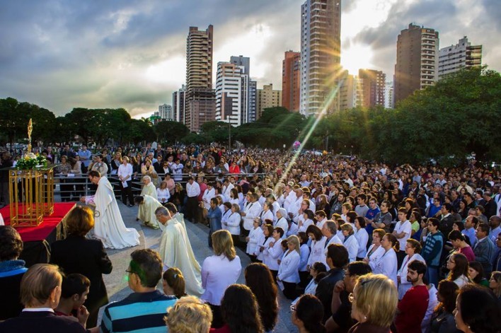 imagem Cerca de quatro mil pessoas participam da missa de Corpus Christi na Catedral de Maringá