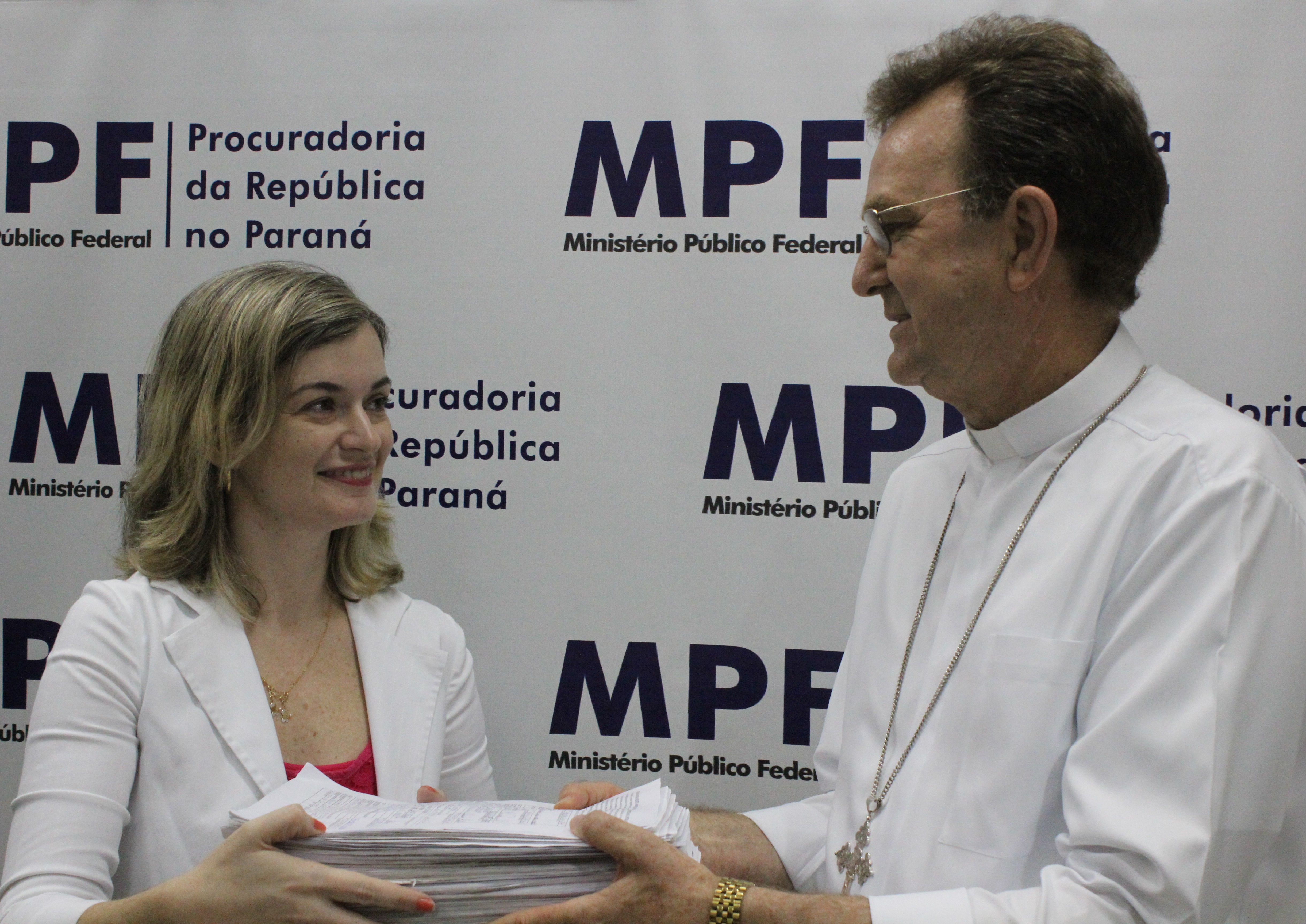 imagem Dez medidas contra a corrupção: Dom Anuar entrega 10 mil assinaturas ao MPF