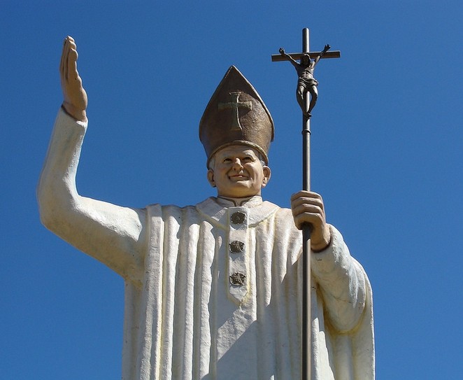 imagem Dom Anuar abençoa estátua de São João Paulo II em Sarandi