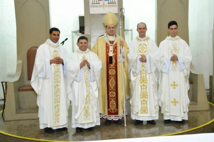imagem WebTV: Veja como foi a ordenação dos padres Claudemir Ricardo, Neri Squisati, Marcos Andeluci e Vanilson Rigon
