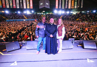 Noite de Fé reúne 7 mil pessoas na Expoingá em celebração marcada por evangelização e comunhão